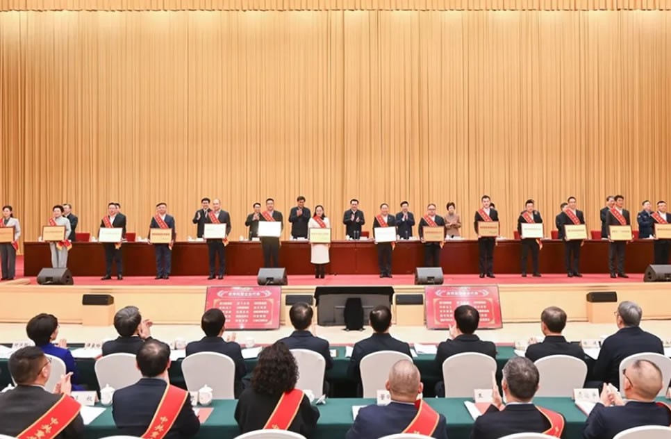喜報(bào) | 山外山榮獲“重慶市優(yōu)秀民營企業(yè)”稱號！